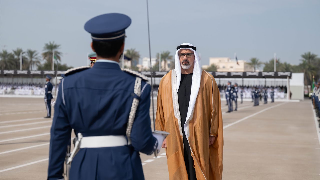 خالد بن محمد بن زايد يشهد حفل تخريج كلية الشرطة في أبوظبي