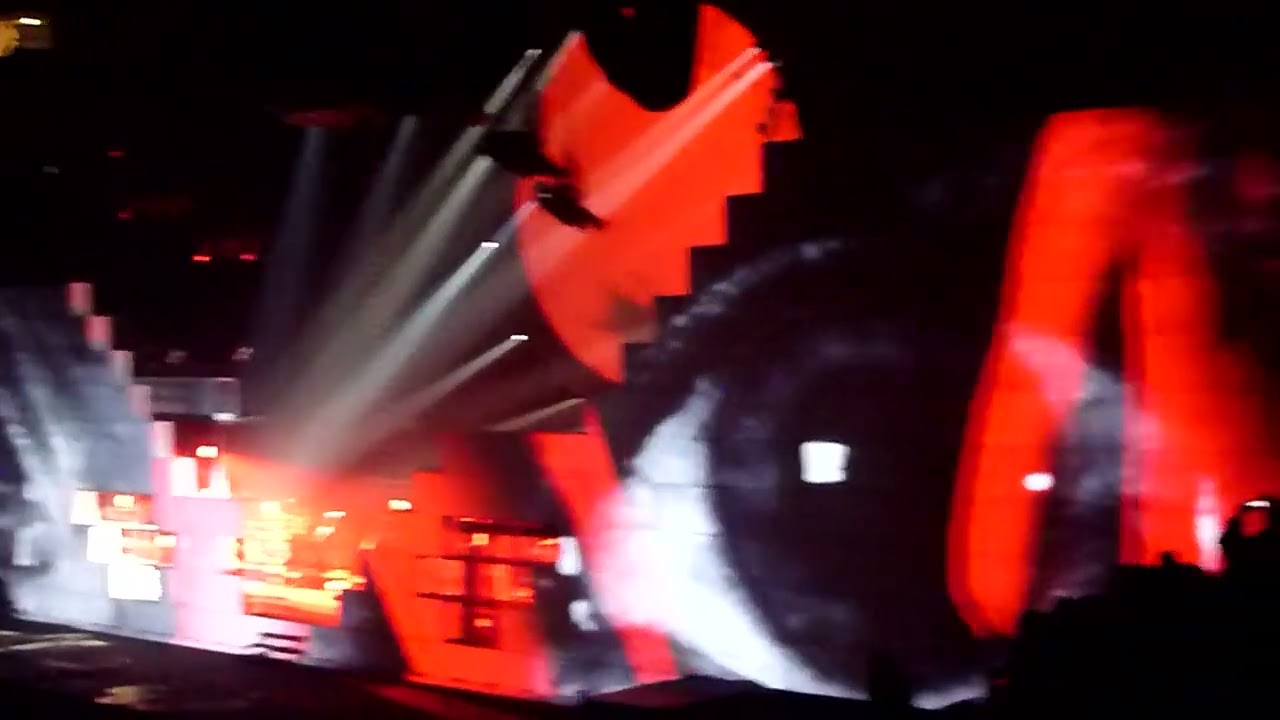Roger Waters - The Wall Live 2010 - 07  -  Pink Floyd (MSG)