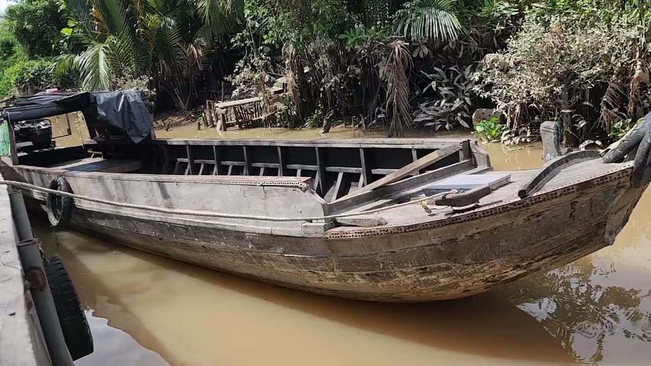 Đã bán ghe tam bản 8 tấn mái đê giá 15 triệu lh 0962863209