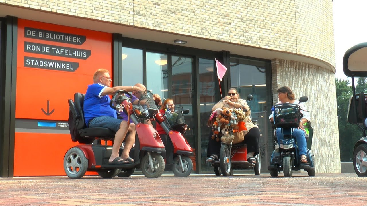 Met je scootmobiel de bieb in mag niet in Tilburg - KruikenTv