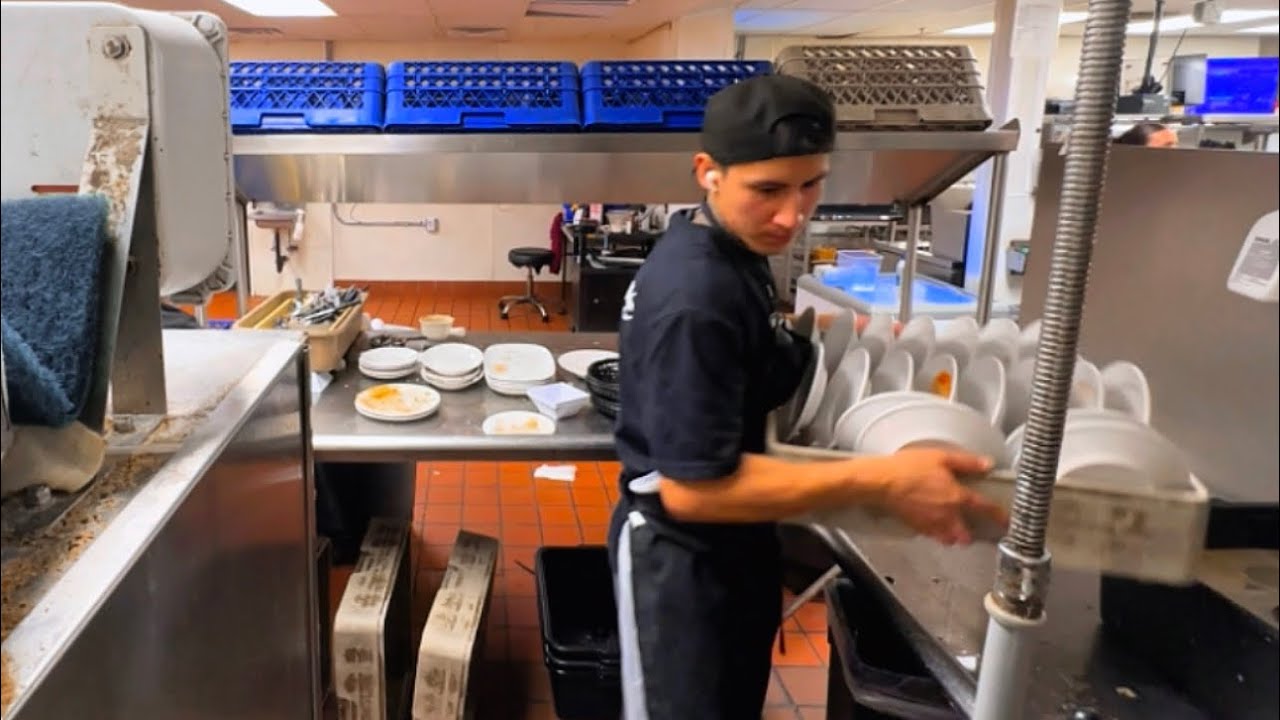 Migrante en Estados Unidos trabajando como dishwasher