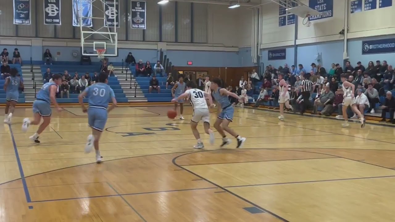 Connor Andree hits a baseline jumper to end the 1st
