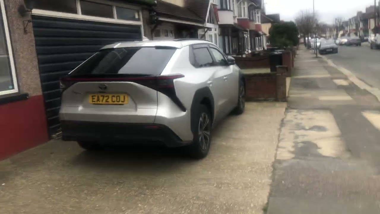 Walking to Dawlish Drive at Ilford (Part 1)