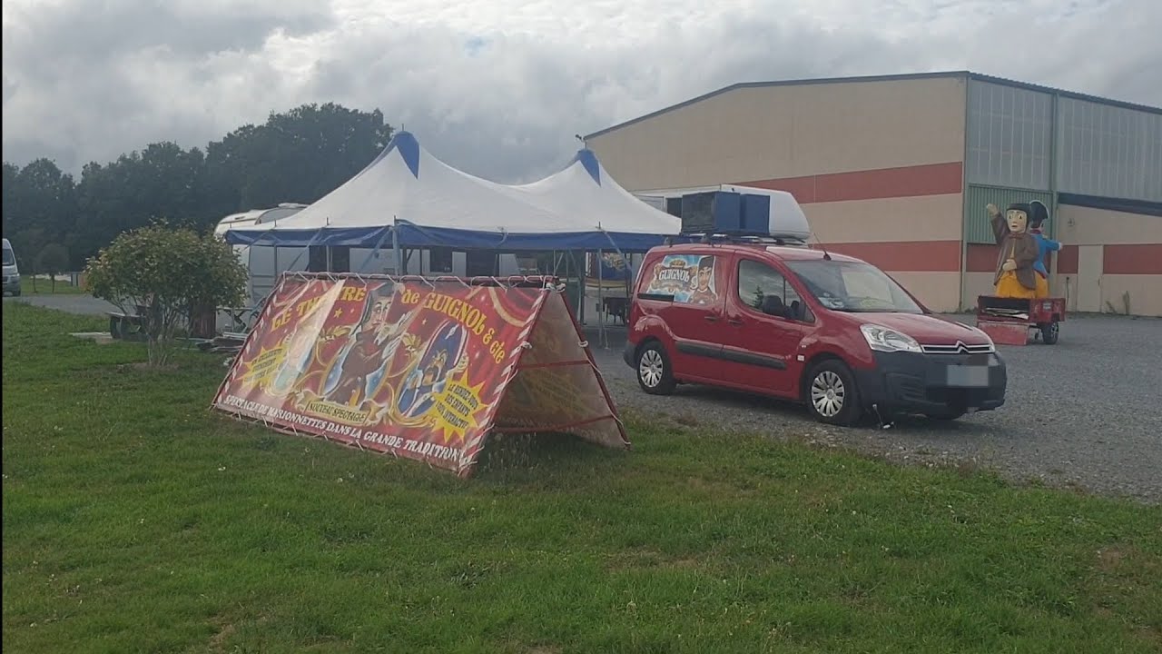 VOICI LES INSTALLATIONS DU THÉÂTRE GUIGNOL À ST VINCENT DES LANDES SUR LE PK DE LA SALLE DE SPORT 