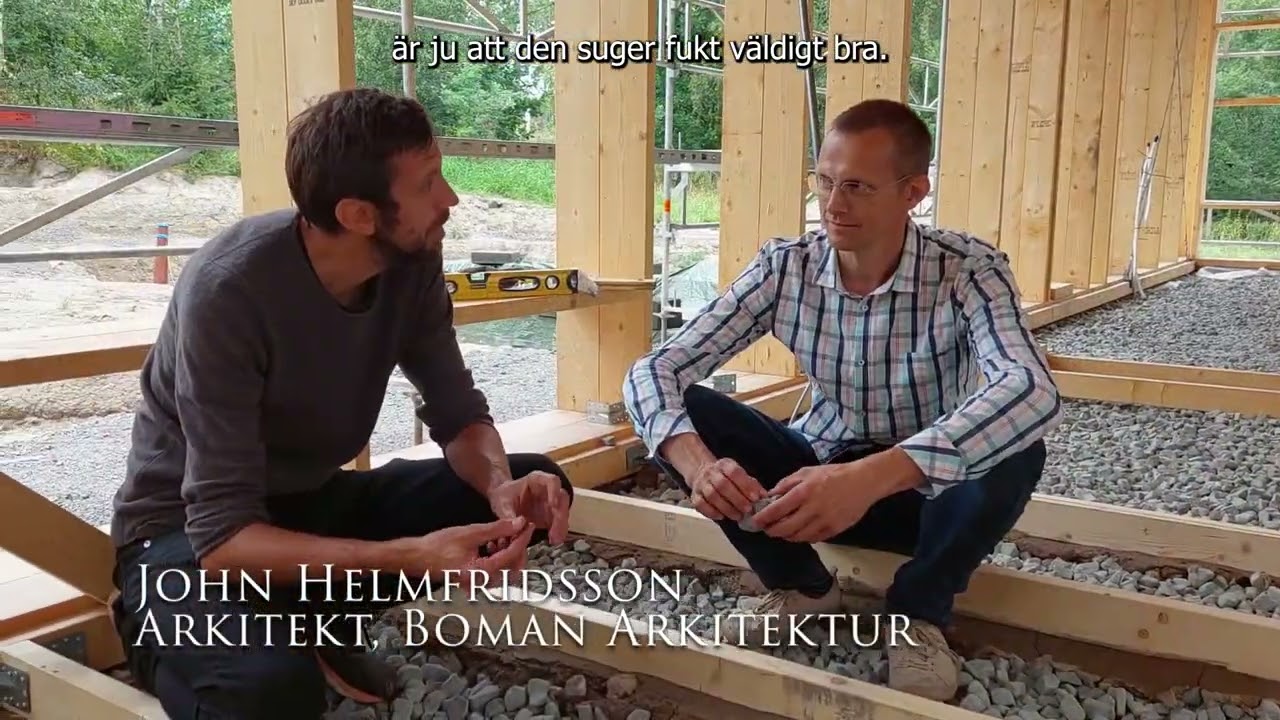 Modern mullbänk i nybyggt hus - med lera i golv