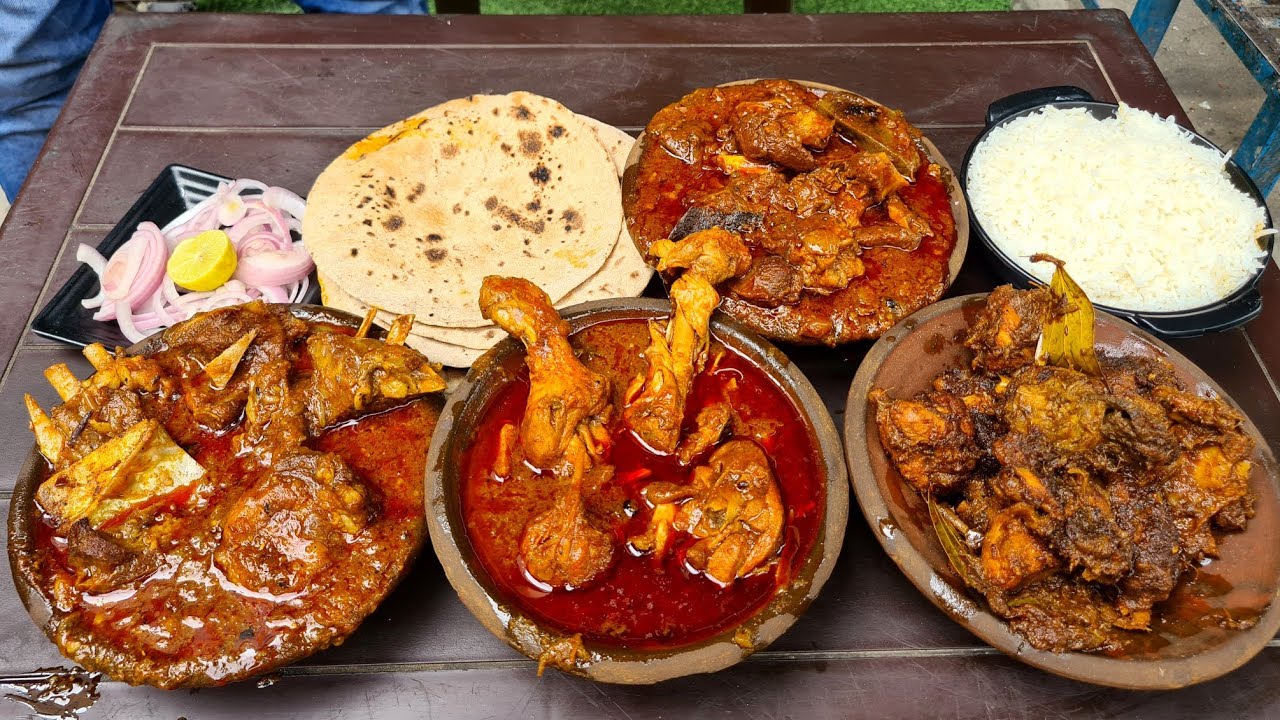 Jaiswal Saab Ka Mitti Ke Bartan Mai Lal Rang Ka Matki Mutton aur Chicken Ghar Ke Phulke Ke Saath.