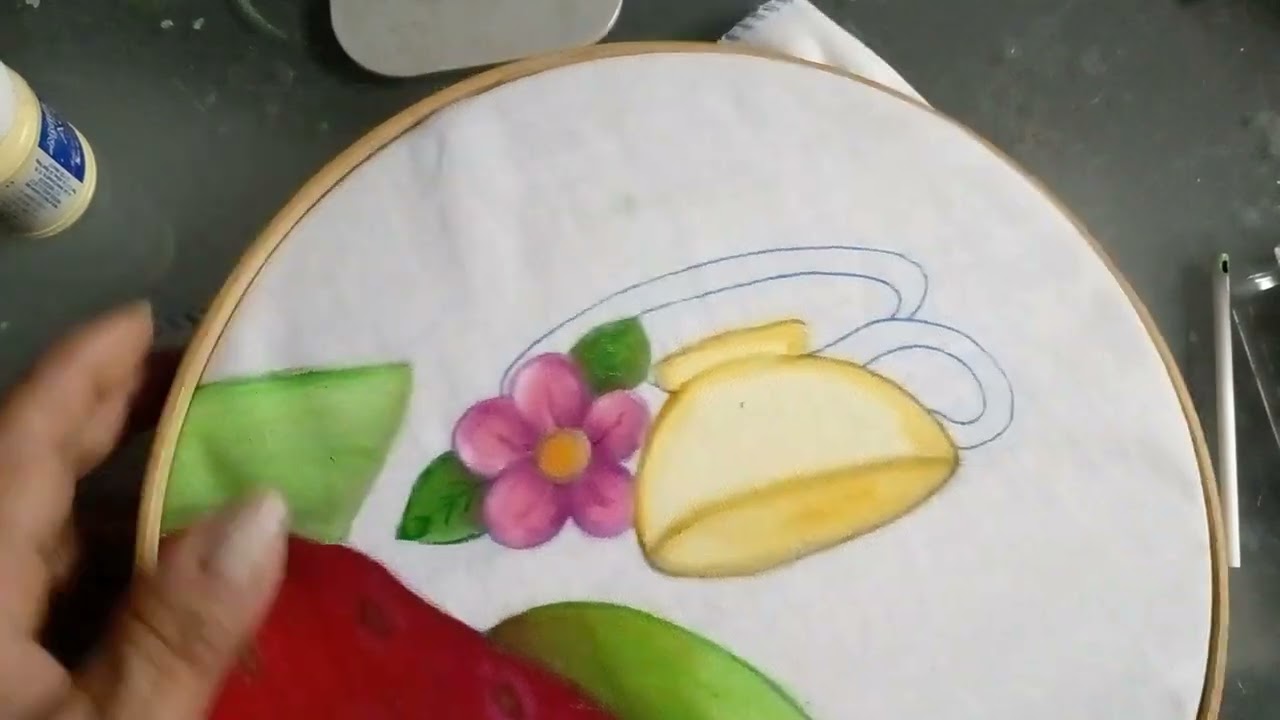 Pintura en tela. . .  Tetera Fresa.  parte 5