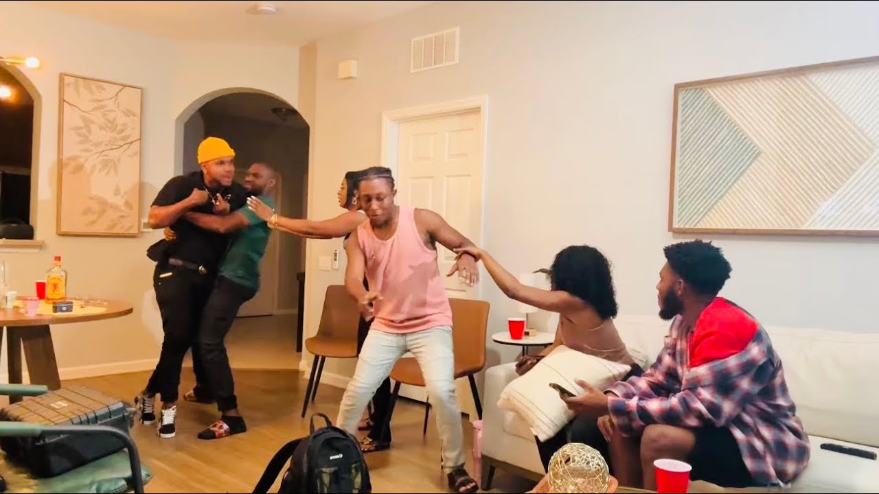 Kenny goumen ak Djimi paske li di Kenny te konn vòlè lèl te St Domingue goumen pete ( Prank)