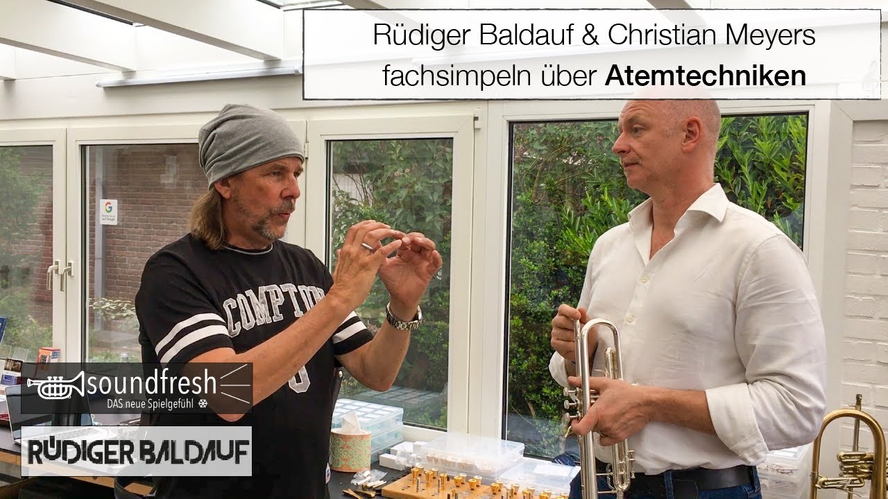 Rüdiger Baldauf und Christian Meyers tauschen sich über Atemtechniken in der Glücksschmiede aus. 🎺