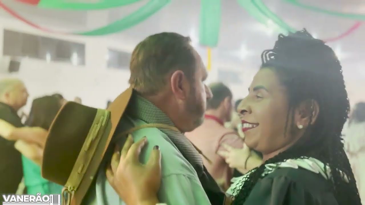 Começo de baile no Salão Santo Antônio em Caxias do Sul RS - Grupo Vanerão