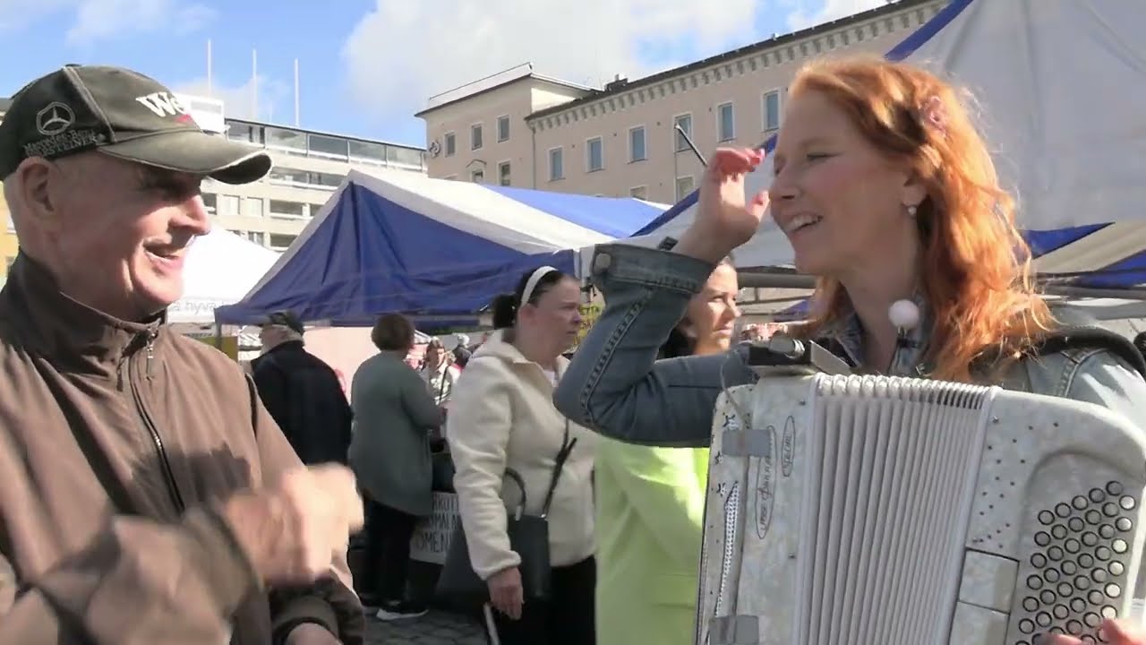 Susan Aho Lahden torilla yhdessä Eläkeliiton kanssa 6.9.2023