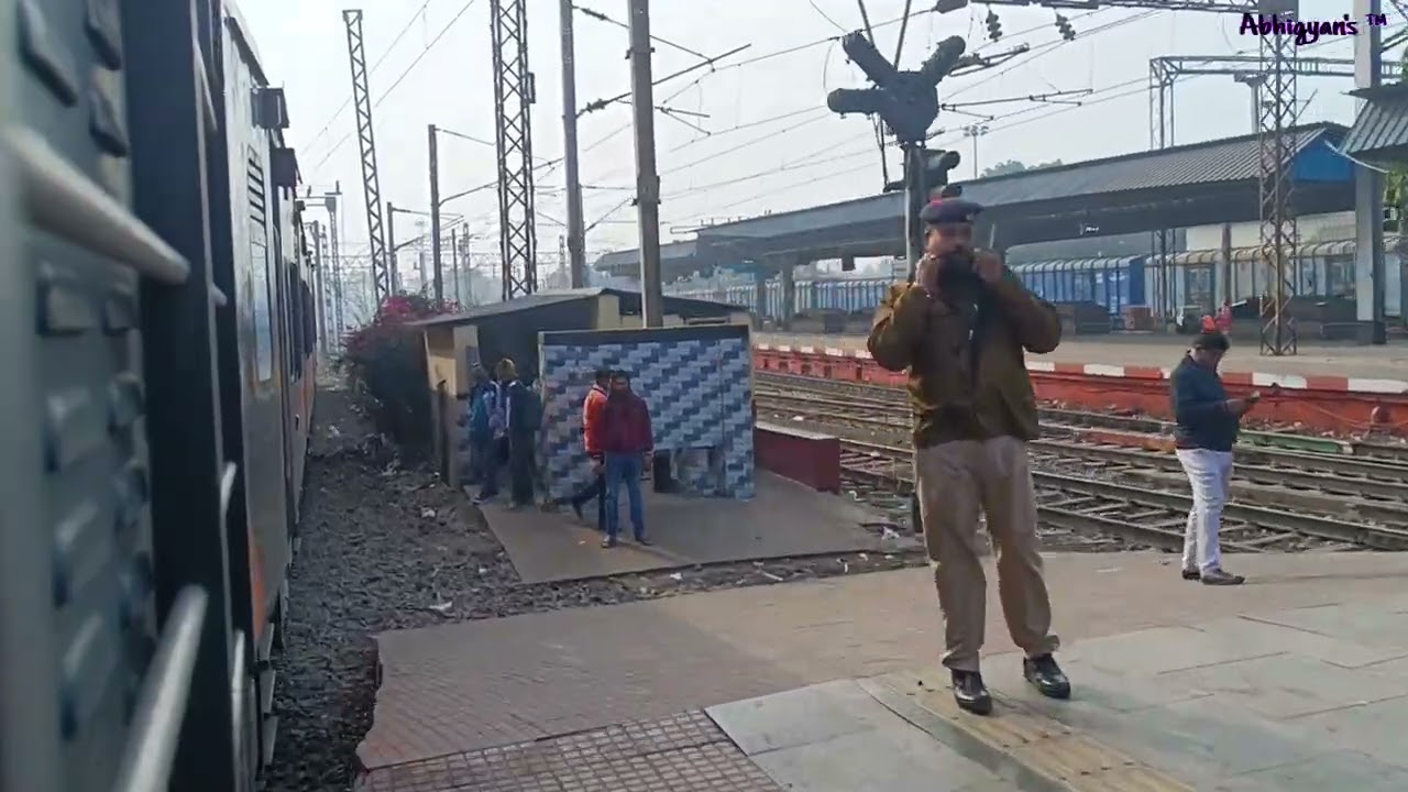 Amrit Bharat Express skips Barddhaman Jn - PUNE WAP7 led 22588 Banaras - Sealdah #amritbharatexpress