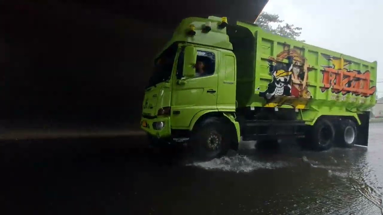 KUMPULAN MOBIL DUMP TRUCK MASUK TOL JATILUHUR TRUK TRONTON TRUK CANTER TRUK KONTAINER BOCIL JATUH