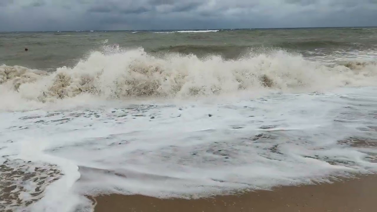 Шторм на Чёрном море в Севастополе. 