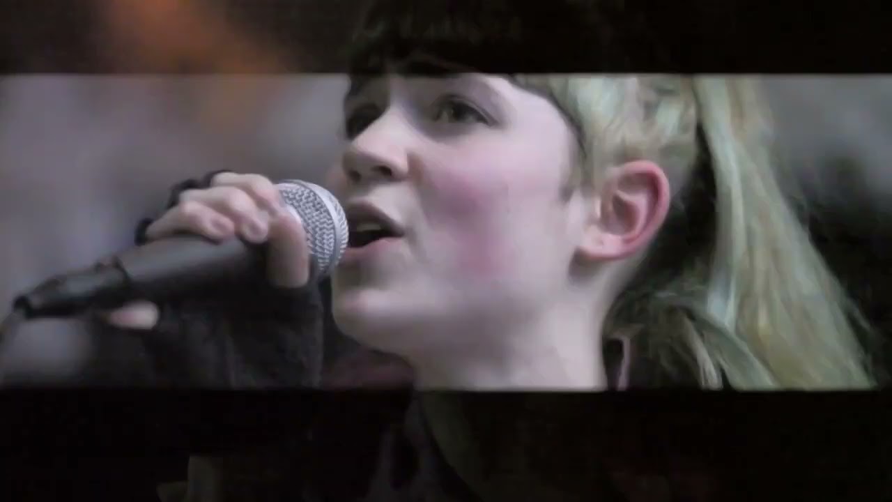 Grimes performs “Symphonia IX (My Wait Is U)” at Glasslands Gallery, Brooklyn (2012)