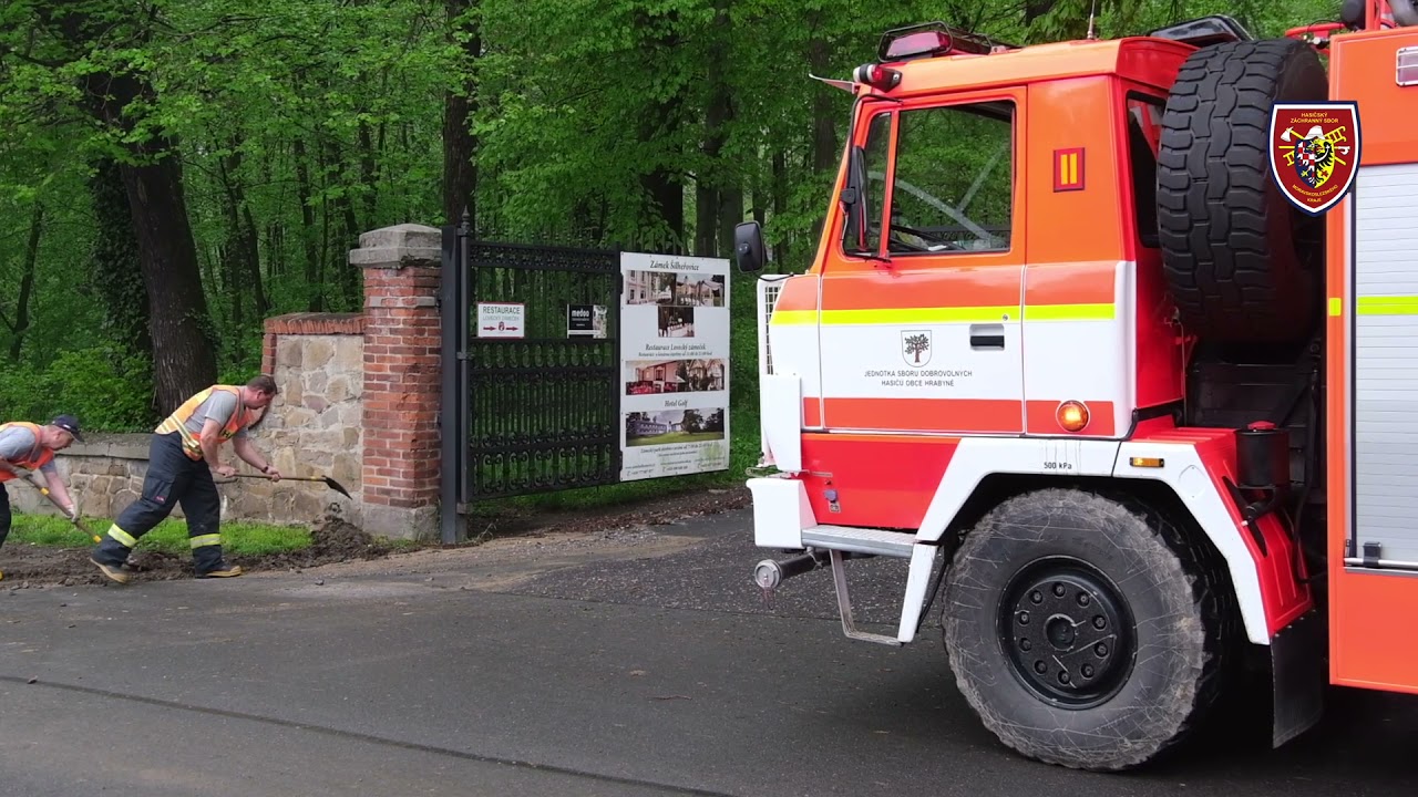 Moravskoslezští hasiči čerpali vodu a odklízeli bahno po večerním lijáku | HZS MSK