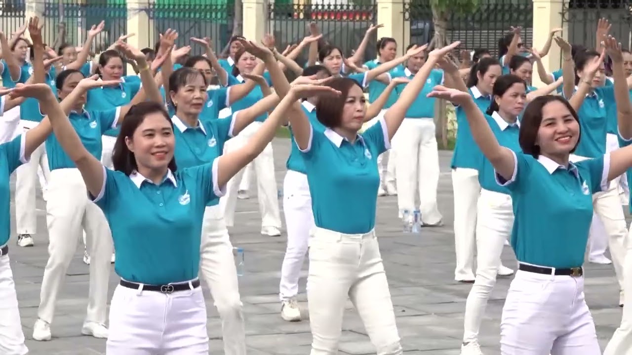 Đồng diễn liên khúc : Hãy đến với con người Việt nam  & Đất nước trọn niêm  -Hội LHPN xã Vĩnh Thanh