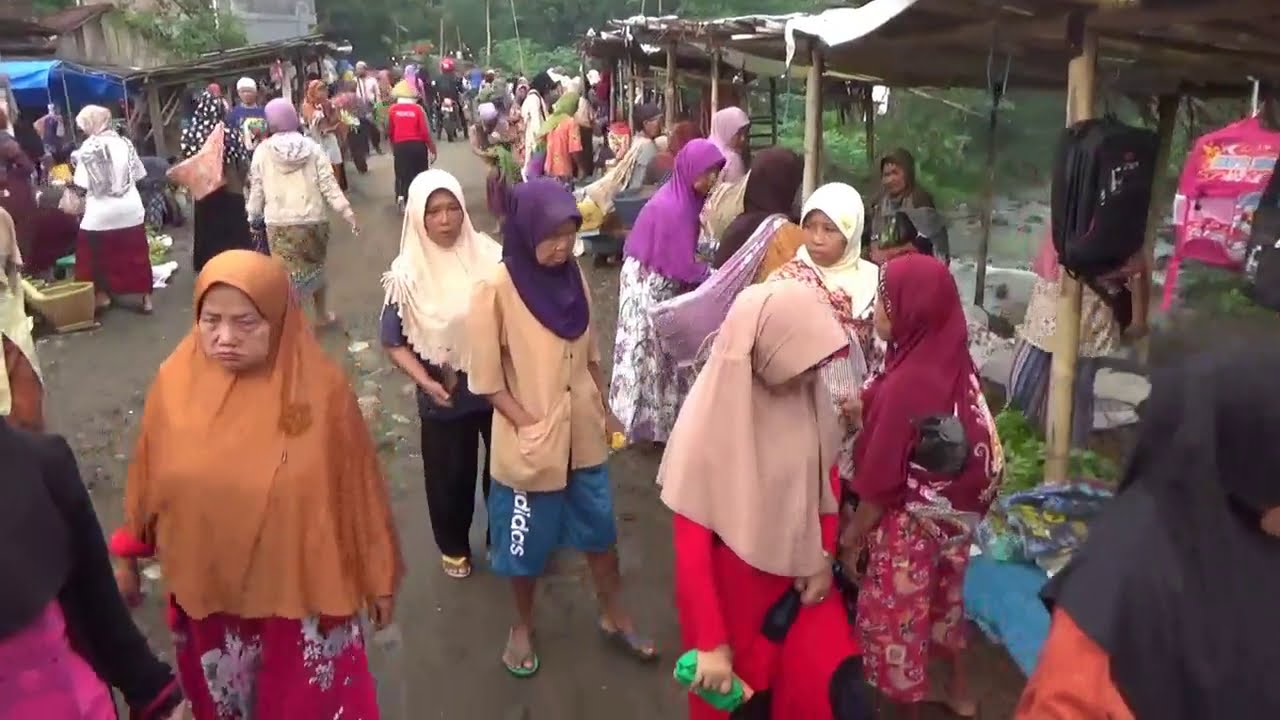 Ramainya pasar rakyat di pinggir sungai - Pasar Bendungan Peniron