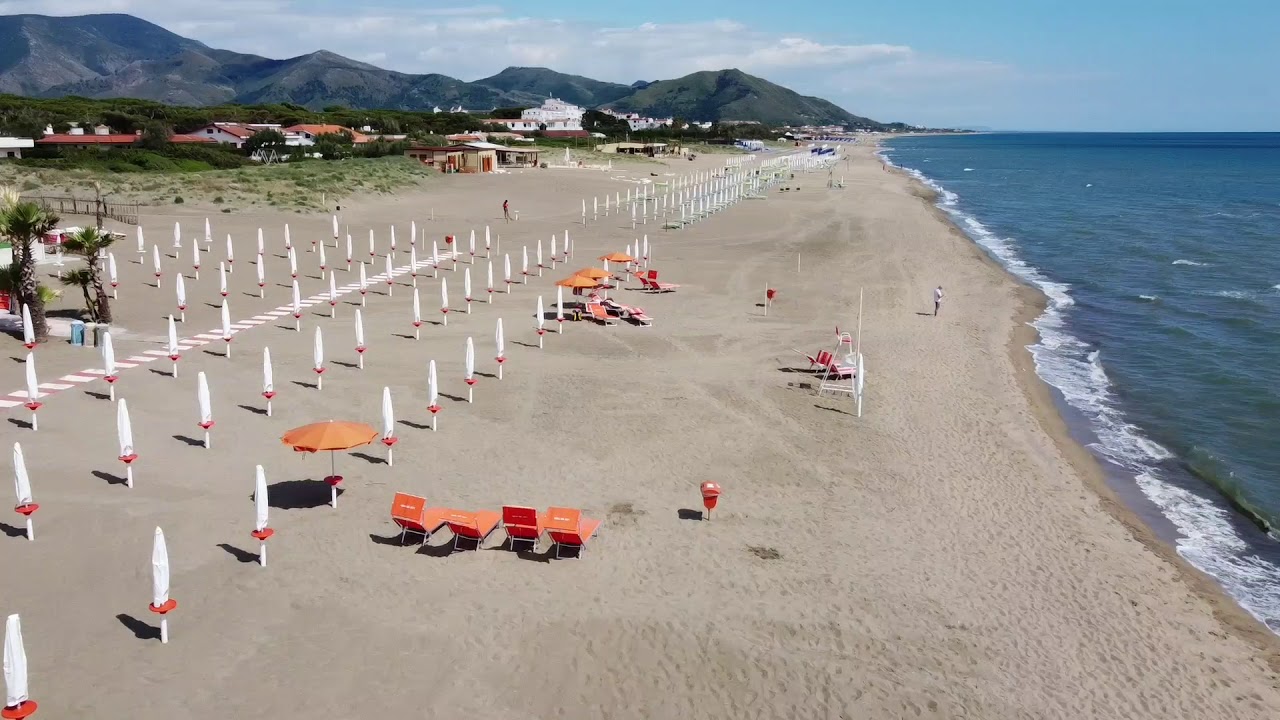 Spiaggia di Baia Domizia (CE) vista dal drone