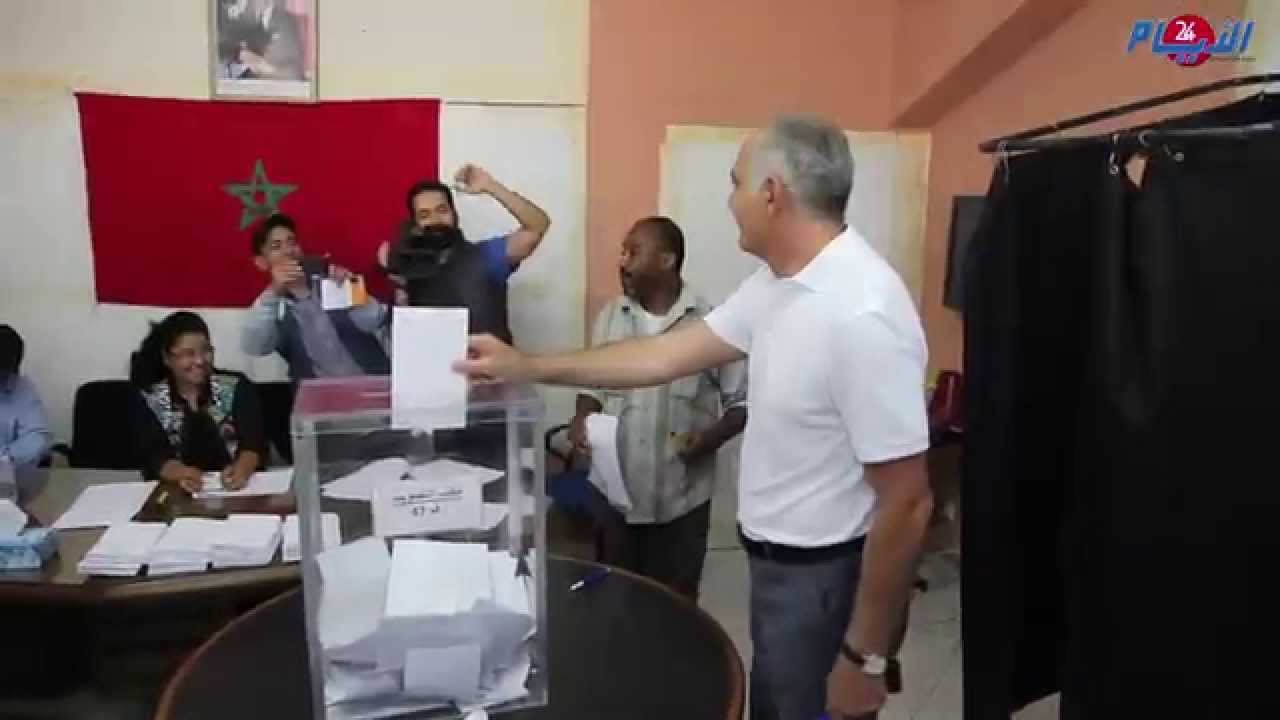 صلاح الدين مزوار في مكتب الاقتراع رفقة زوجته وابنه