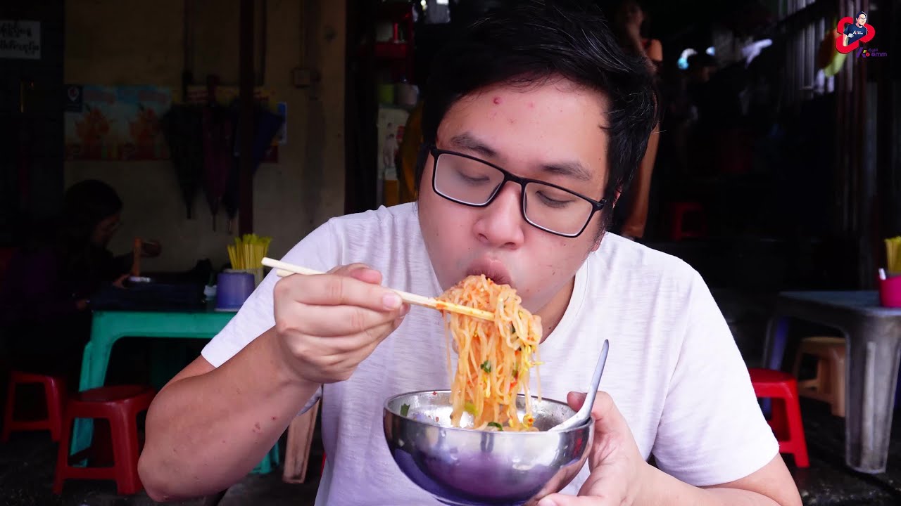 One of the earliest Fusion Koay Teow shops in Yangon, Myanmar - Lemme Explore 🤔