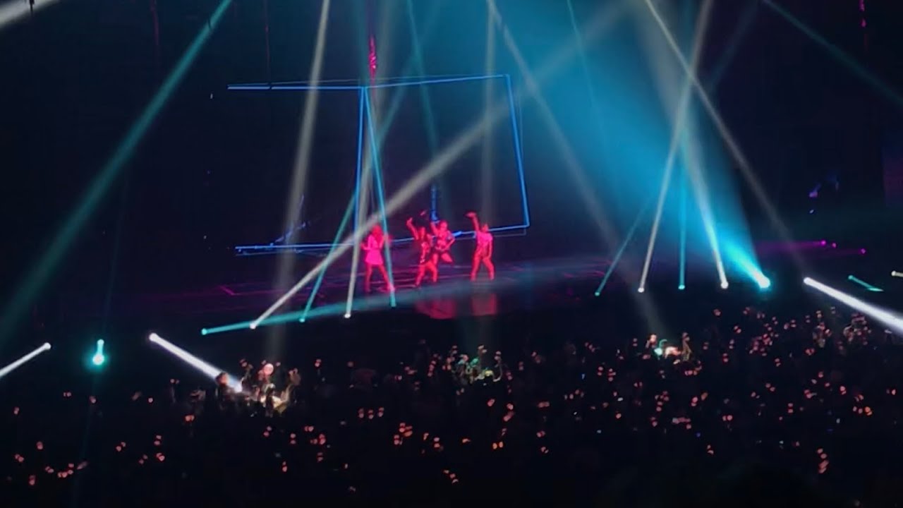 Boombayah @ BLACKPINK Paris Zénith Arena
