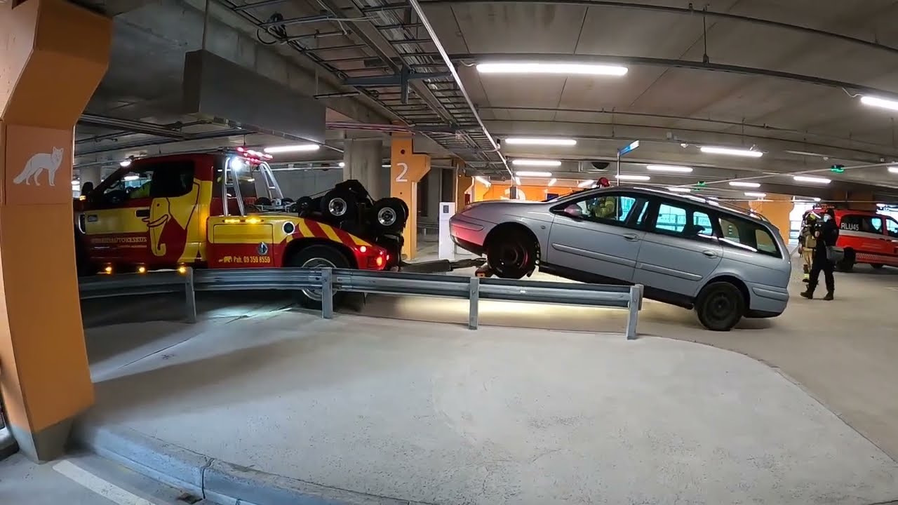 Sähköauton siirto hinausautolla