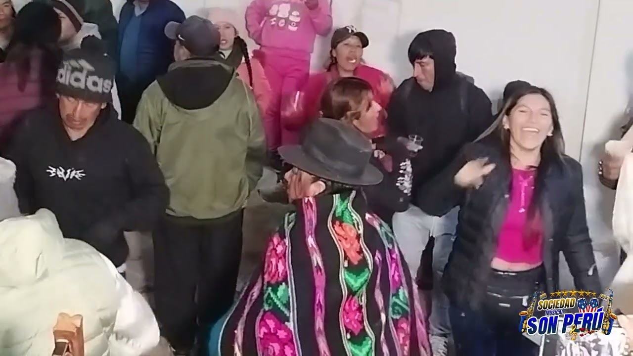 EN QUE MOMENTO / MARIELA HUARI / SANTIAGO