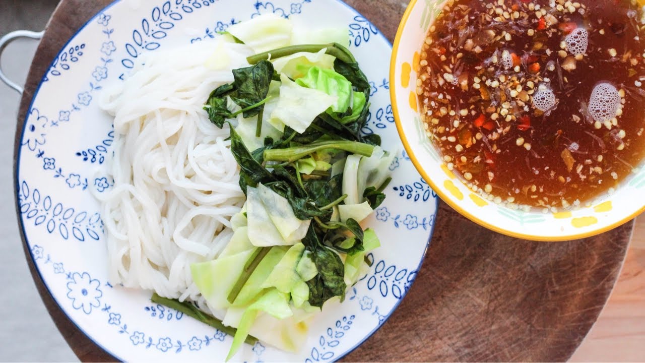 Rice Vermicelli Noodles with Pepper (Qhaub Poob Ntsug Hov Txob)