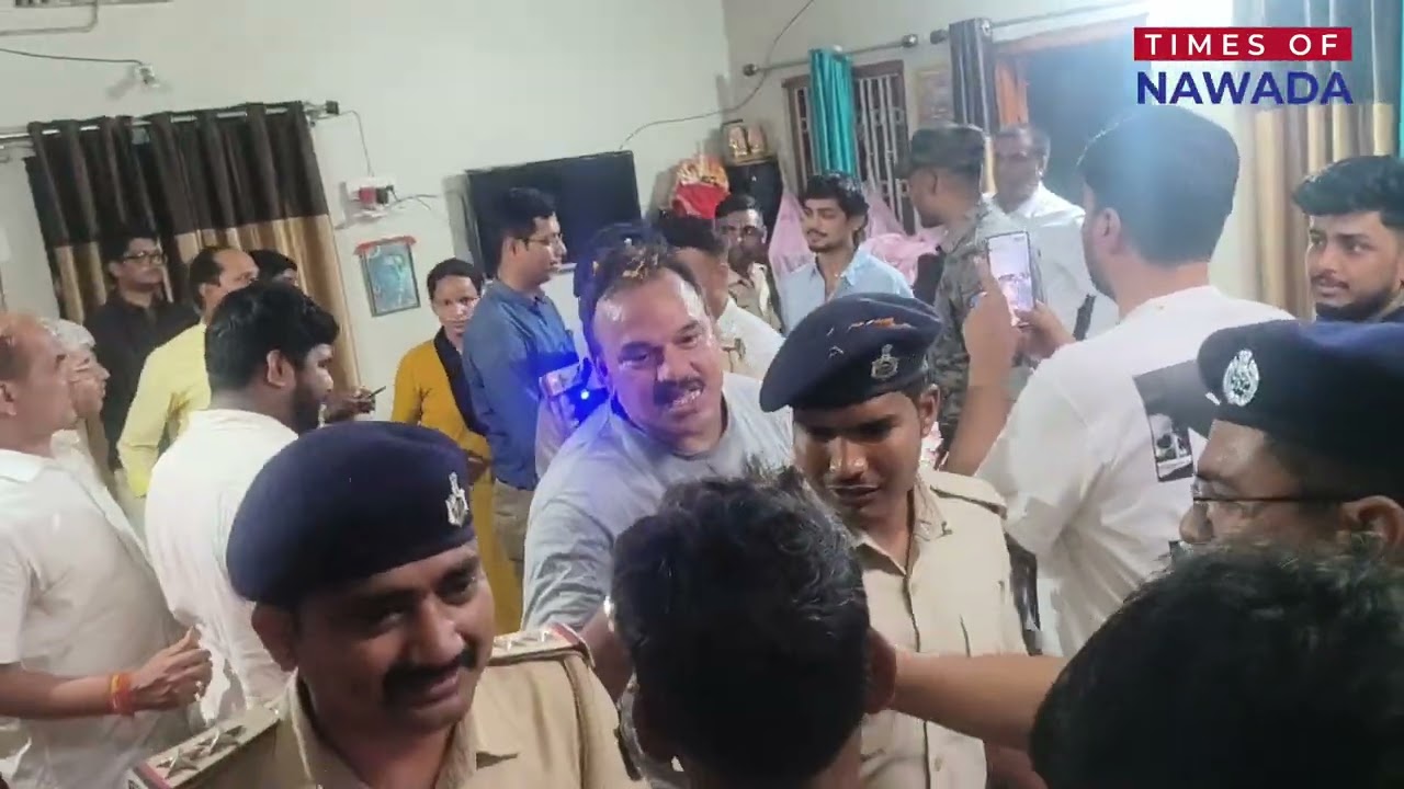 सुरक्षा के बजाय पुलिस को ही मची है सेल्फी लेने का होड़ , ईशान किशन अपने पैतृक घर पहुंचे नवादा !!