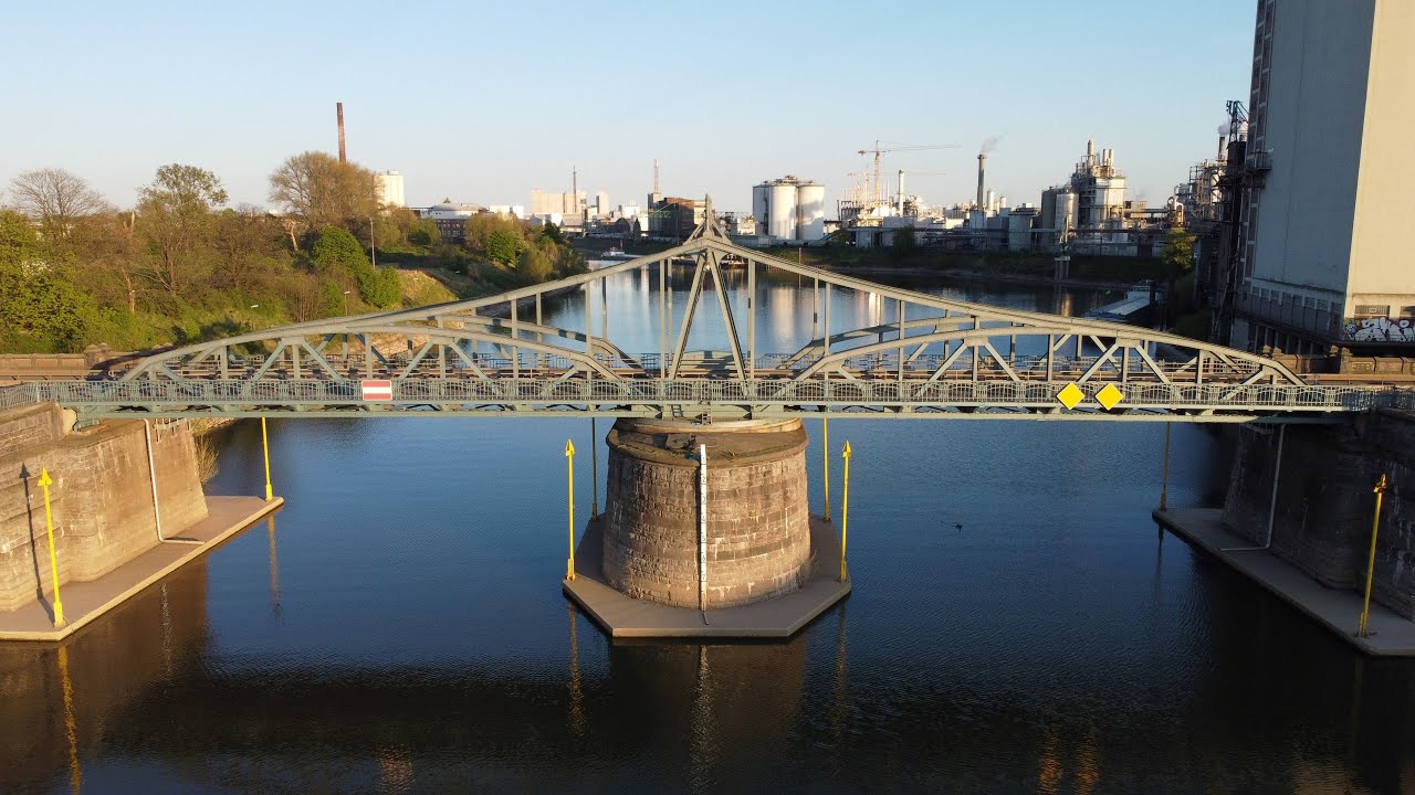 Die historische Drehbrücke in Krefeld