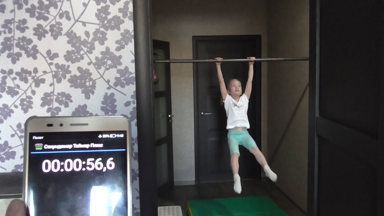 Подъём с переворотом на перекладине (девочки, 5 лет)