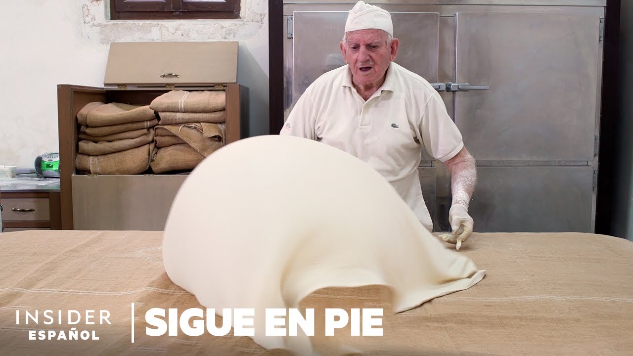 Cómo hace un experto en panadería griego la masa filo a mano | Sigue en pie