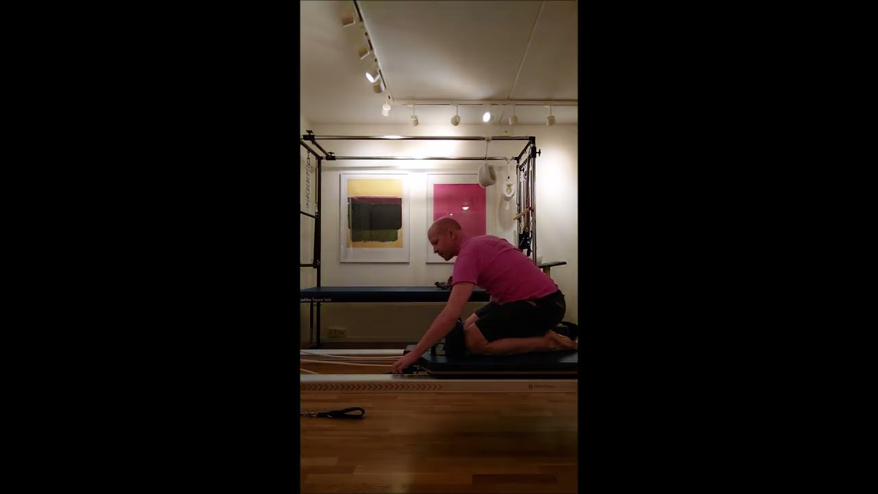 Twist Kneeling on the Reformer