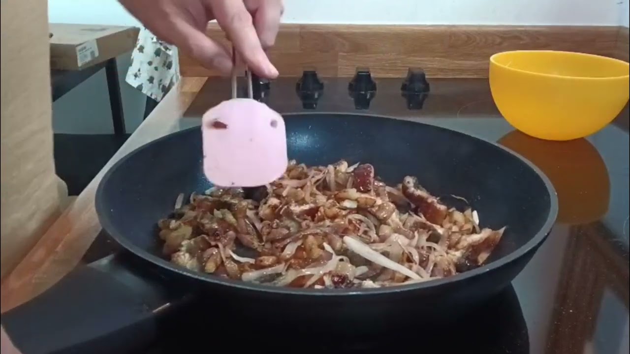 Italian guy living in the U.K. shows his favourite way to make yaki udon! 💚🤍❤️🐍🍆🤍❤️🤍