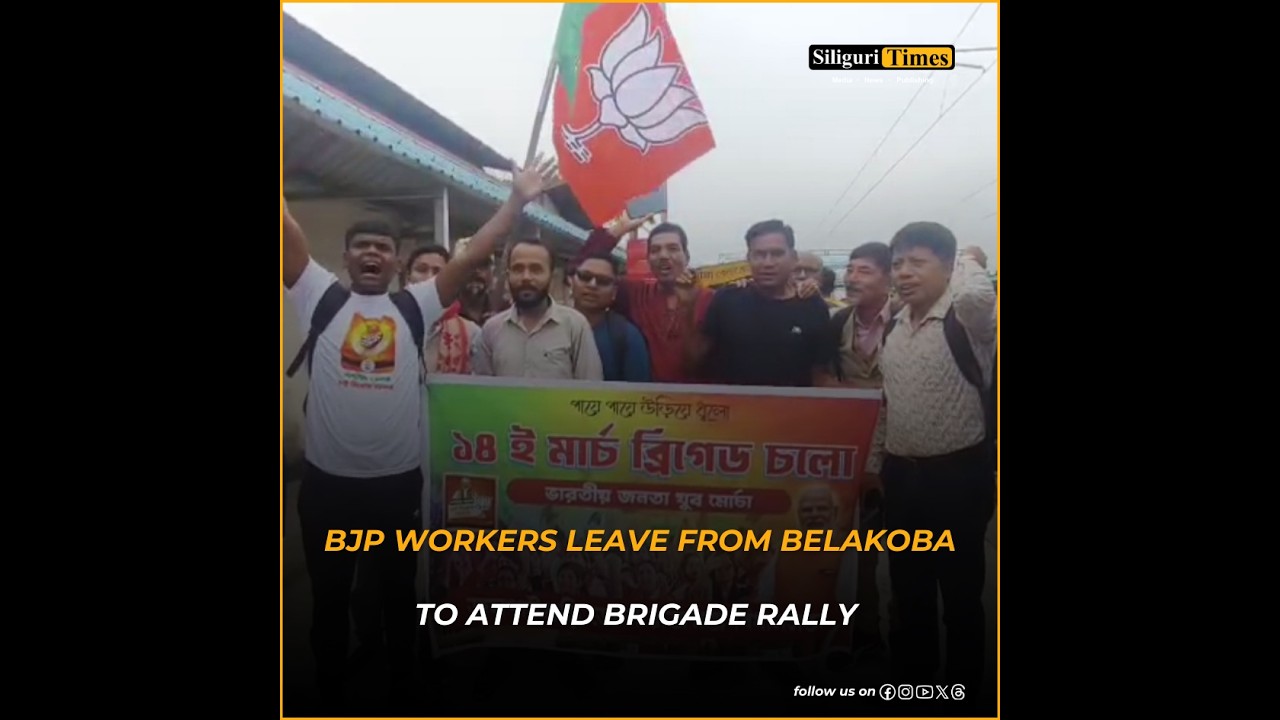 Активисты партии BJP выезжают из Белакобы в Раджгандже, чтобы принять участие в митинге Бригады в...