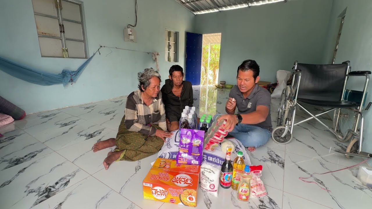PE3140 អ៊ុំគន្ធានិងតាស៊ុនសប្បាយចិត្តណាស់បានឃើញពូតាក់យកអំណោយជូន
