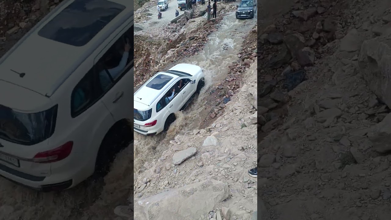 Manali to Baralacha Road te pani aun naal hoyi traffic ch rukavat