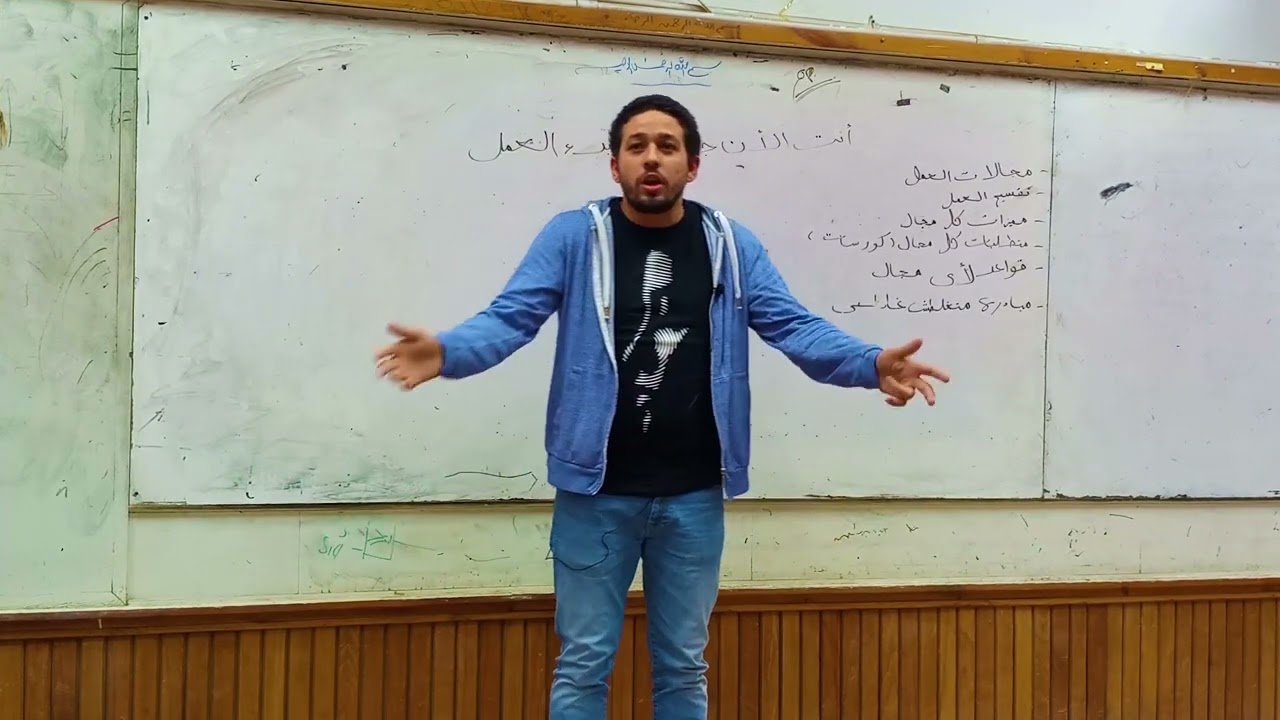 الطالب عبدالعزيز شريف في إلقاء محاضرة بذاته
