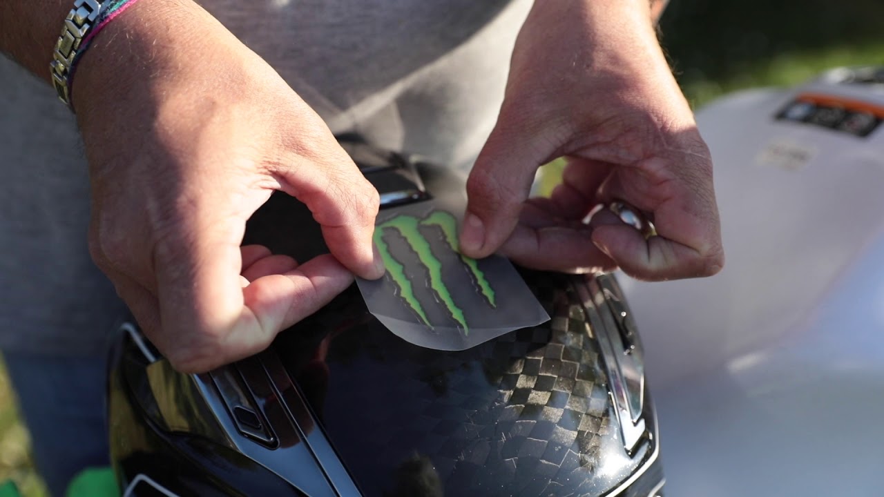 Pose de Stickers avec film de transfert au dessus du casque