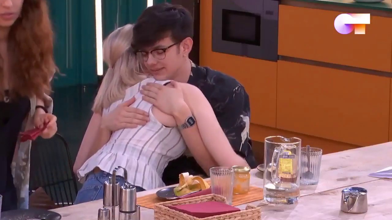 OT 2020 - Flavio la cura con un besito y ella intenta enfadarse pero acaba comiéndoselo a besos