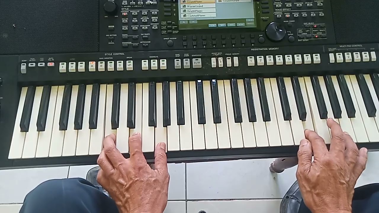 Melatih melodi dan cord pada piano
