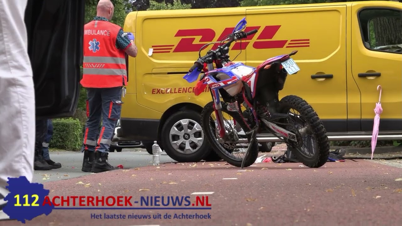 Aanrijding tussen busje en een brommer in Gendringen bestuurder brommer naar ziekenhuis vervoerd