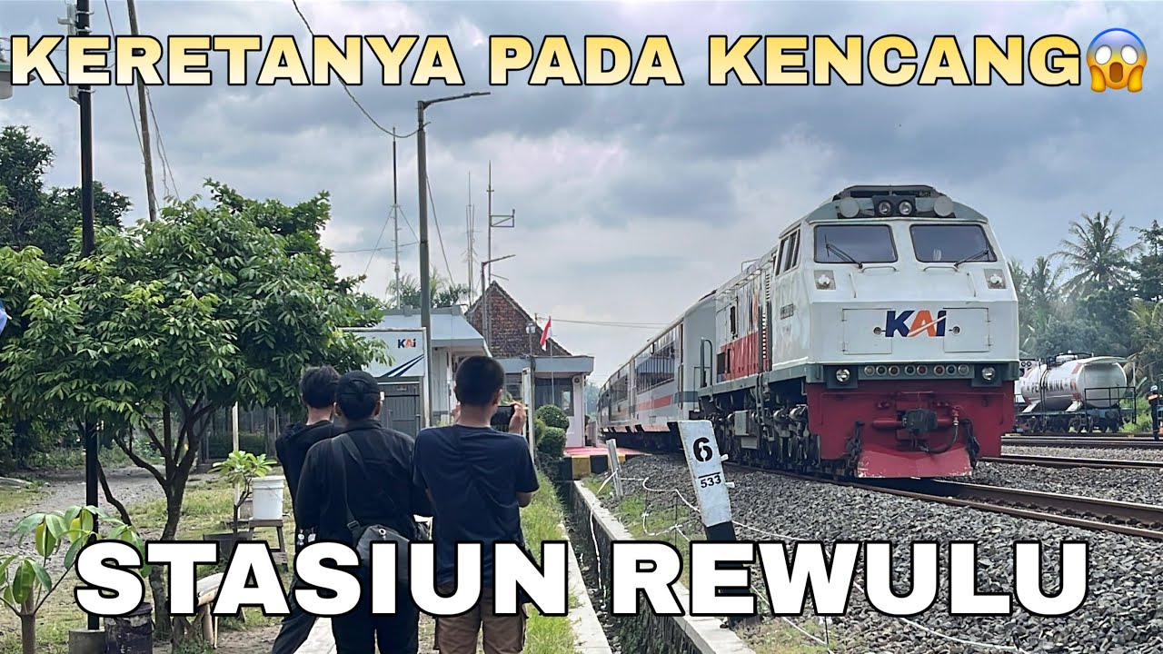 Kumpulan Kereta Api Melintas di Stasiun Rewulu 