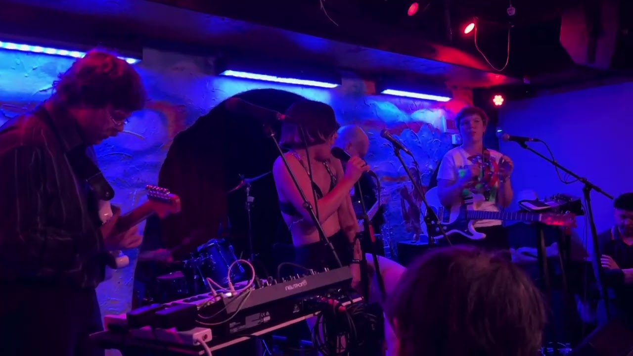 GUT HEALTH - Uh Oh, live at The Shacklewell Arms, London