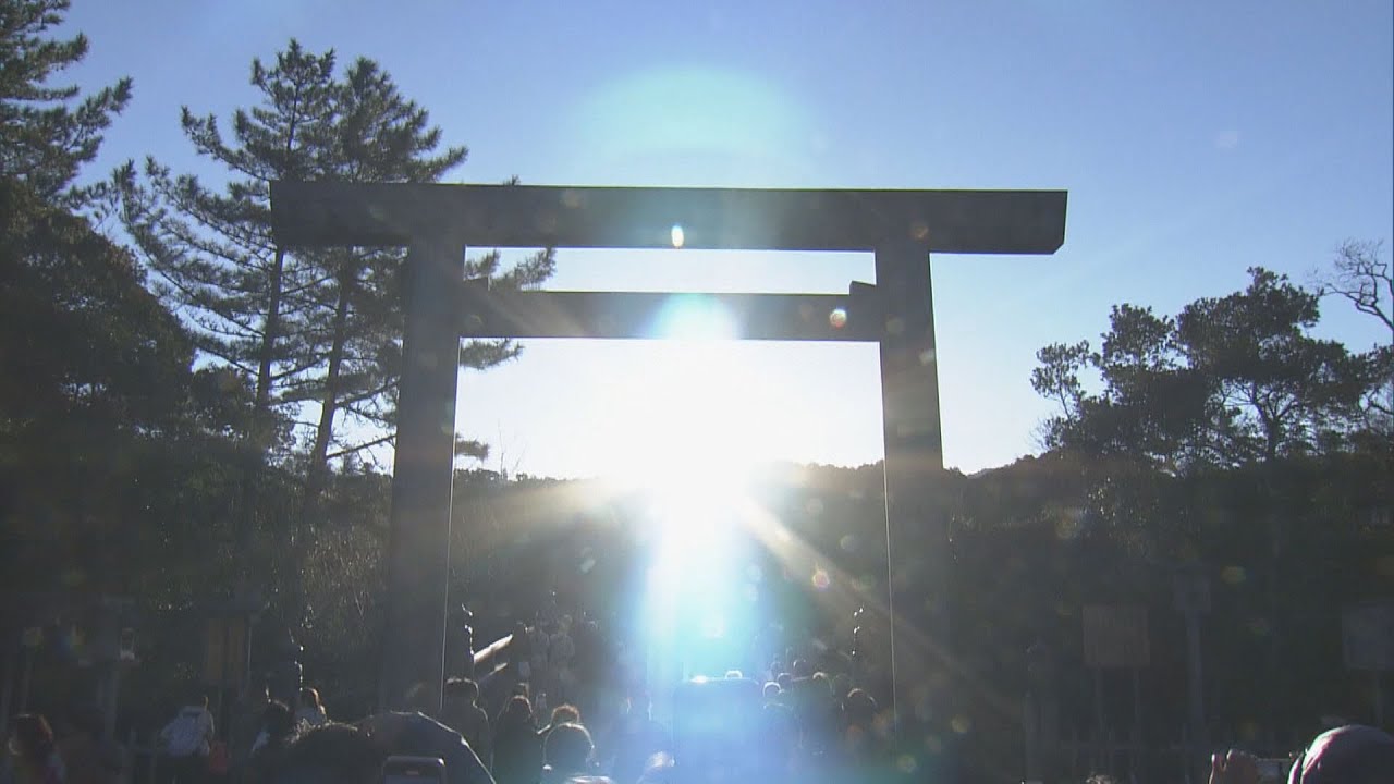 鳥居から日の出&hellip;  伊勢神宮に夜明け前から大集結 ｢元旦に見る朝日とはまた違う｣ 冬至前後は毎年大勢の人が 三重