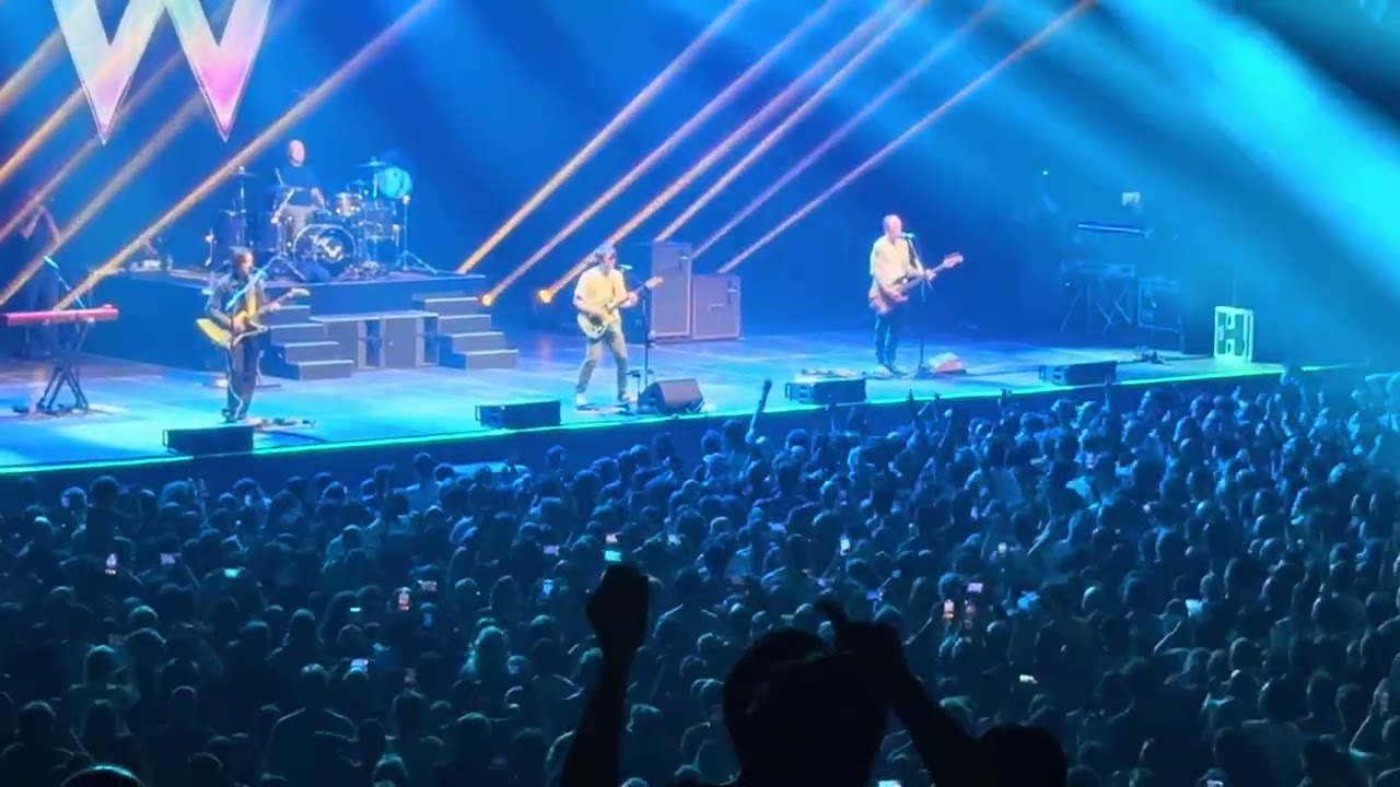 Weezer Paris 2025 Encore “Say it Ain’t So” & “Buddy Holly”