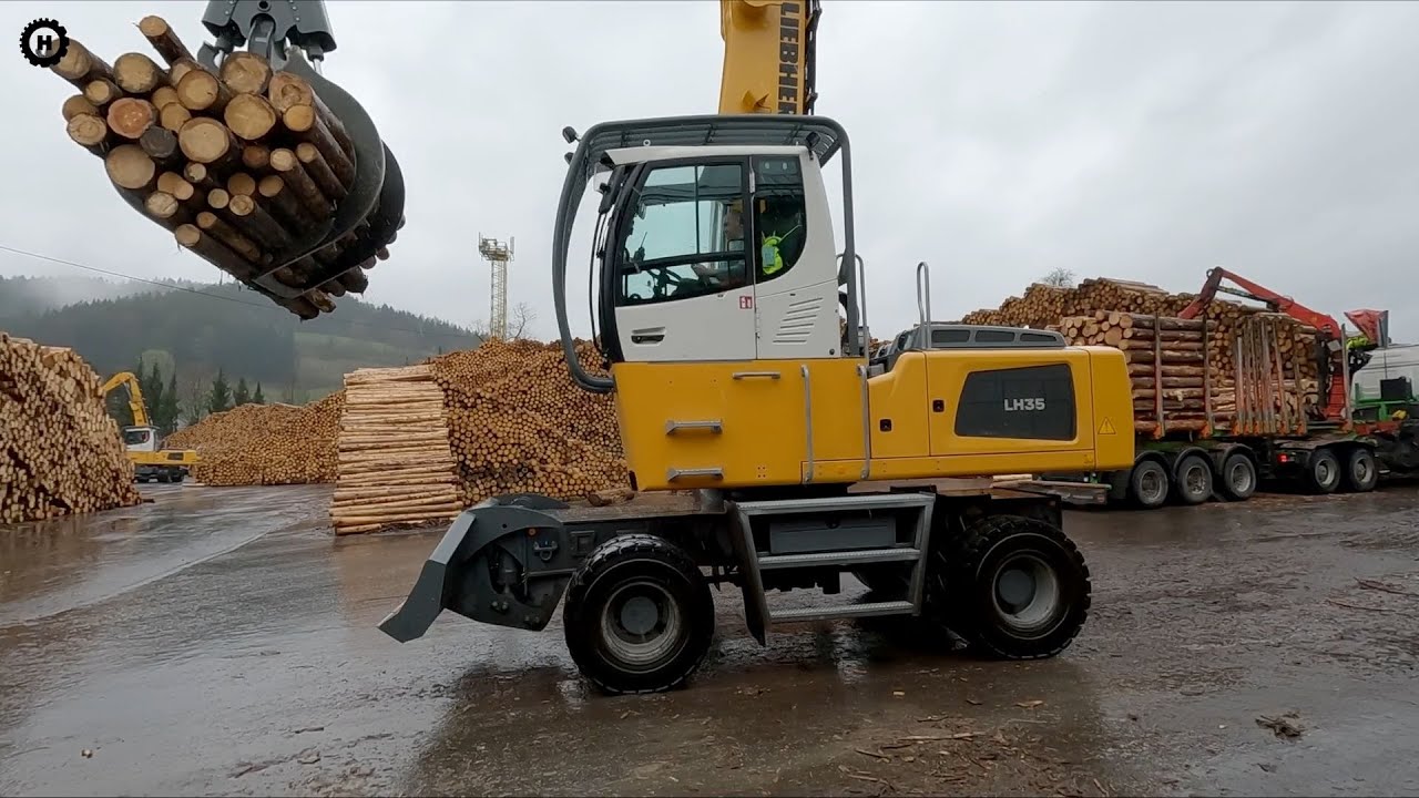 Экскаваторы Liebherr LH35 работают на лесопилке под дождем