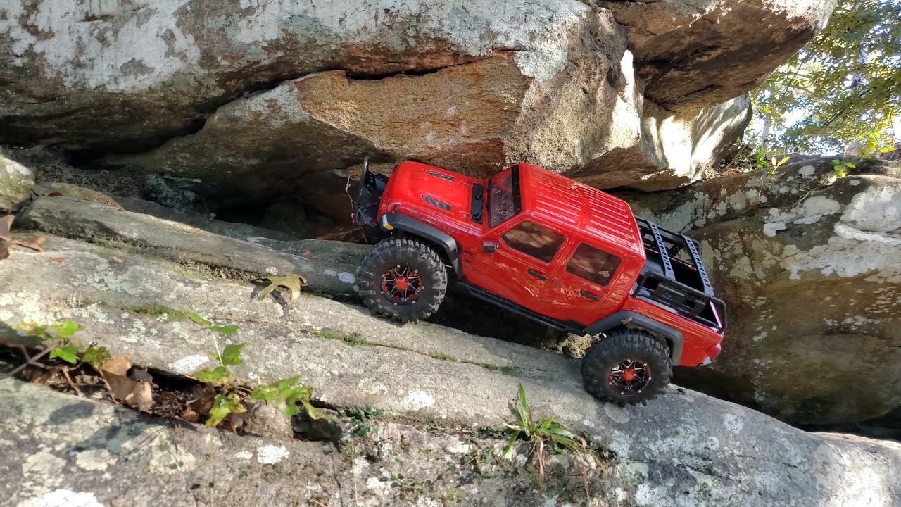 enduro nightrunner, axial scx10 iii gladiator, trx4 bronco doing some crawling and trails