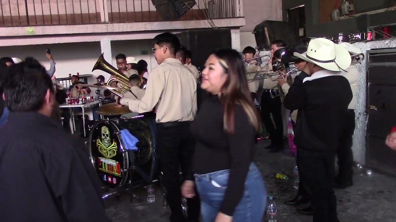 Banda el padrino Help en vivo